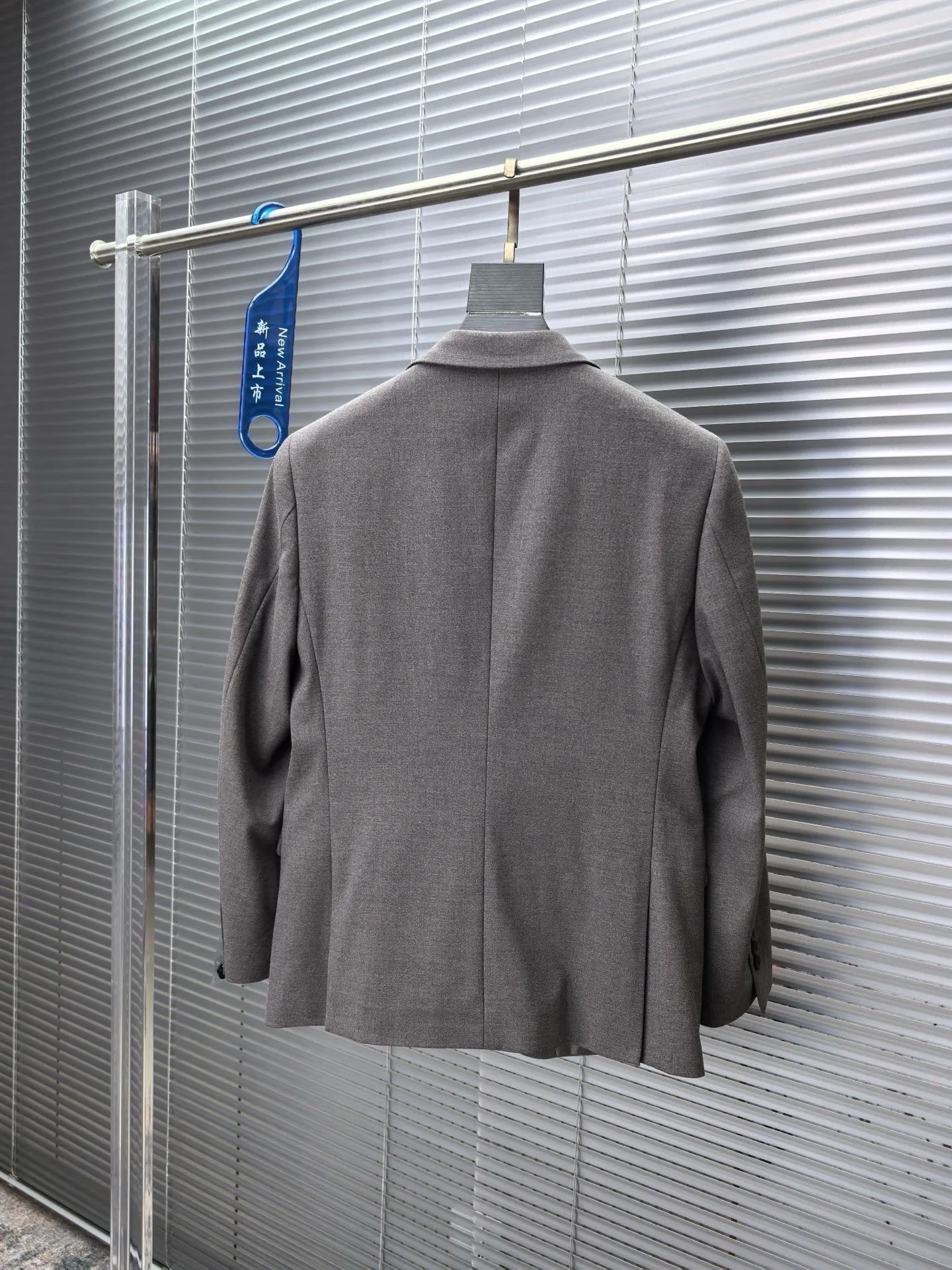 BC. Spring 2026 Newest Arrival wedding simple business casual blazer, specially made of polyester fiber + wool blend, Breathable, soft and warm, very strong, straight and drapey, the whole dress is neatly machined and the stitching is neat and smooth. All the hardware and accessories are top-notch accessories with logos supplied by customers. At first glance, they are high-end fabrics. This kind of fabric is custom-woven and there is no such thing outside. It is a good product from a regular large factory, and there is nothing picky about it. This kind of jacket is one that can be worn frequently and is very practical. Size: (M/46-4XL/56) equivalent to 170-195 yards. The maximum weight you can wear is 5 pounds! When placing an order, please state your height and weight for delivery.